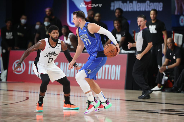 她在多场比 她在多场比