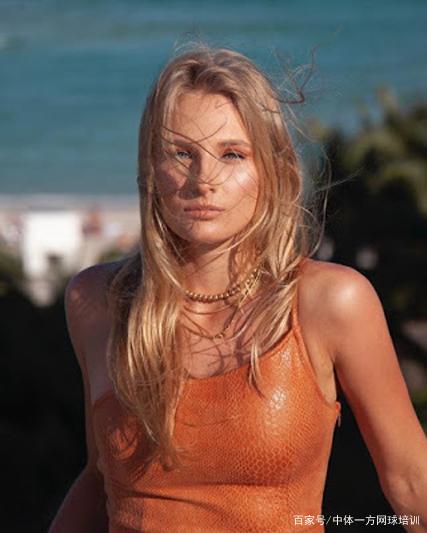 这场闹剧中 这场闹剧中