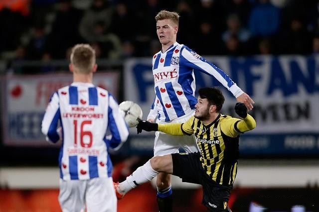 这场闹剧中 这场闹剧中